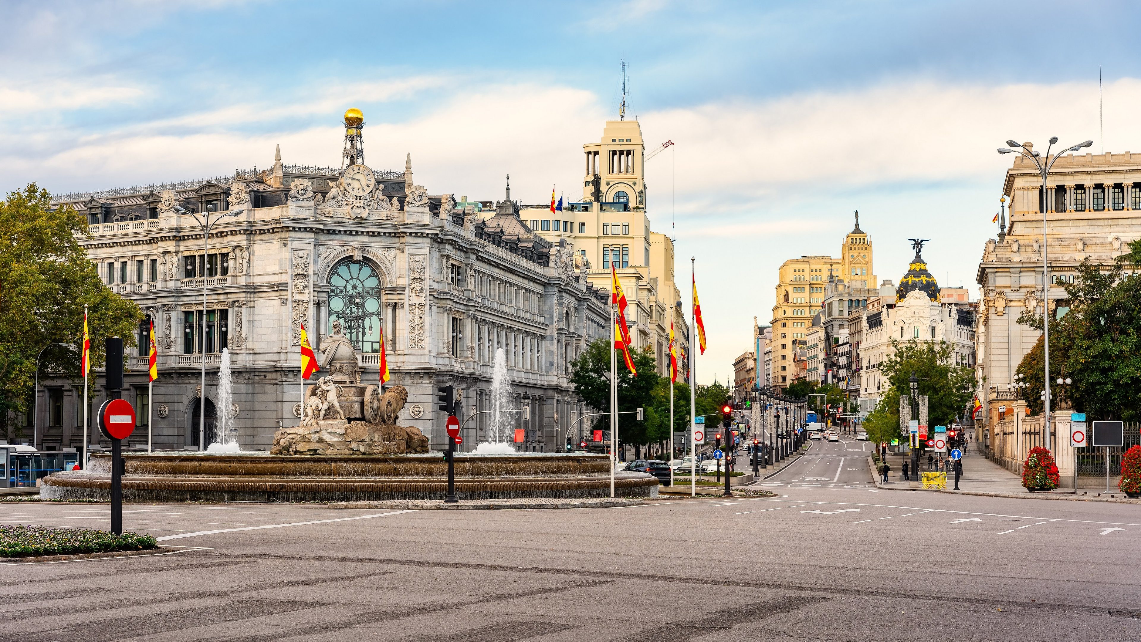 Panoramic view of the Plaza de Cibeles with the facade of the Bank of Spain and Calle Alcala, Madrid.; Shutterstock ID 2541651473; purchase_order: 1; job: Spanish article GPW; client: Swiss Life Global Solutions; other: 
