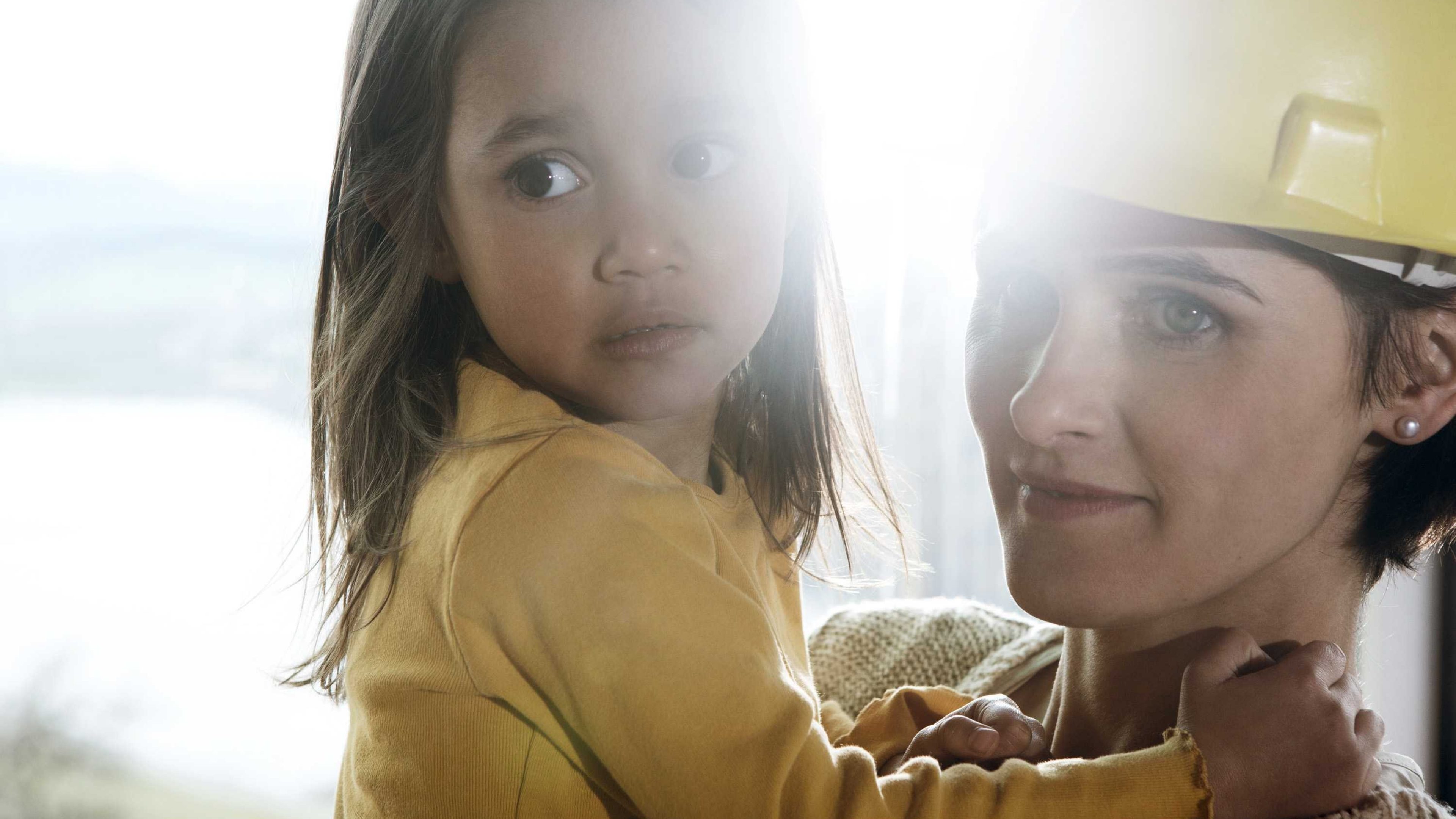femme avec un enfant qui soutient un projet philantrophique