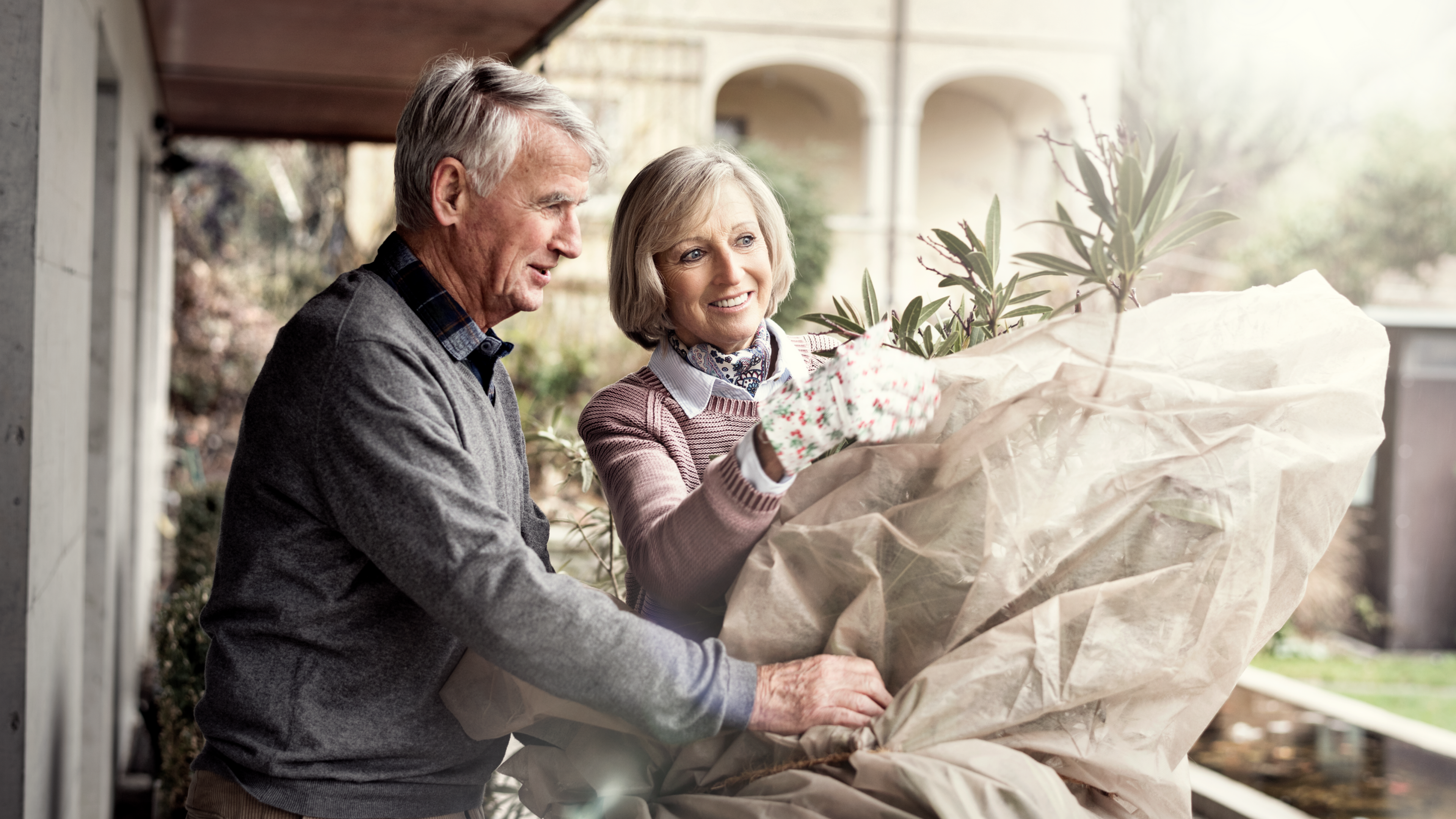 couple de retraité qui fait du jardinage et souhaite transmettre leur patrimoine